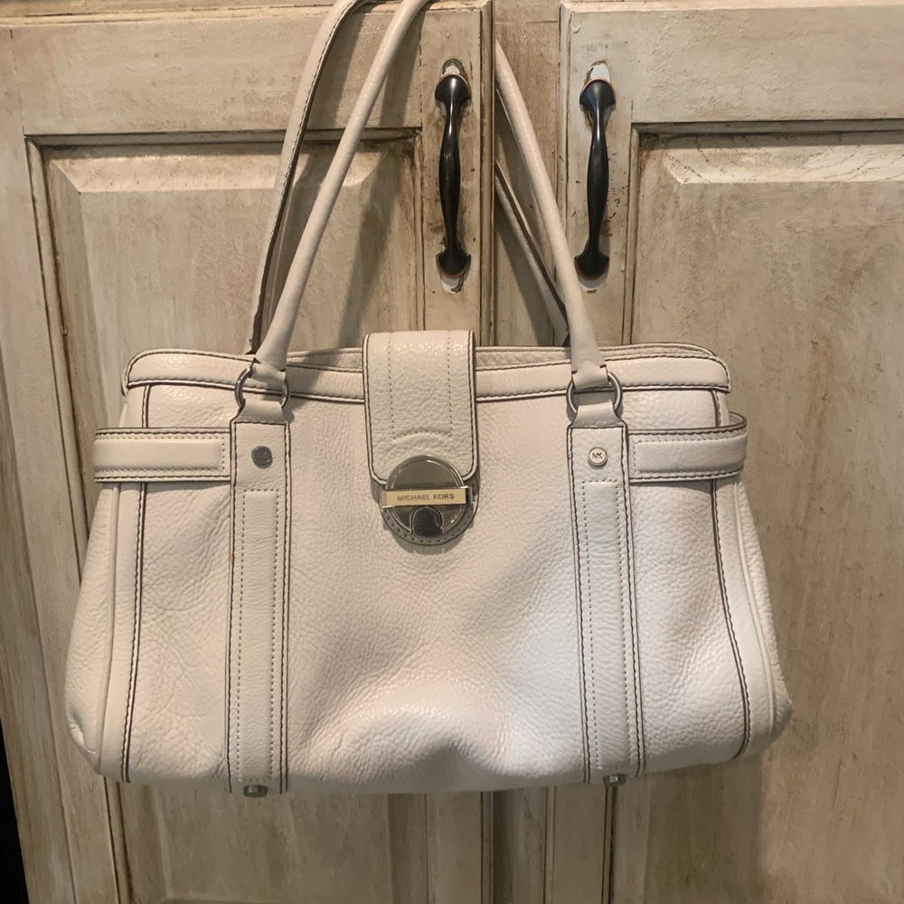 Michael Kors White Shoulder Bag with Structured Design